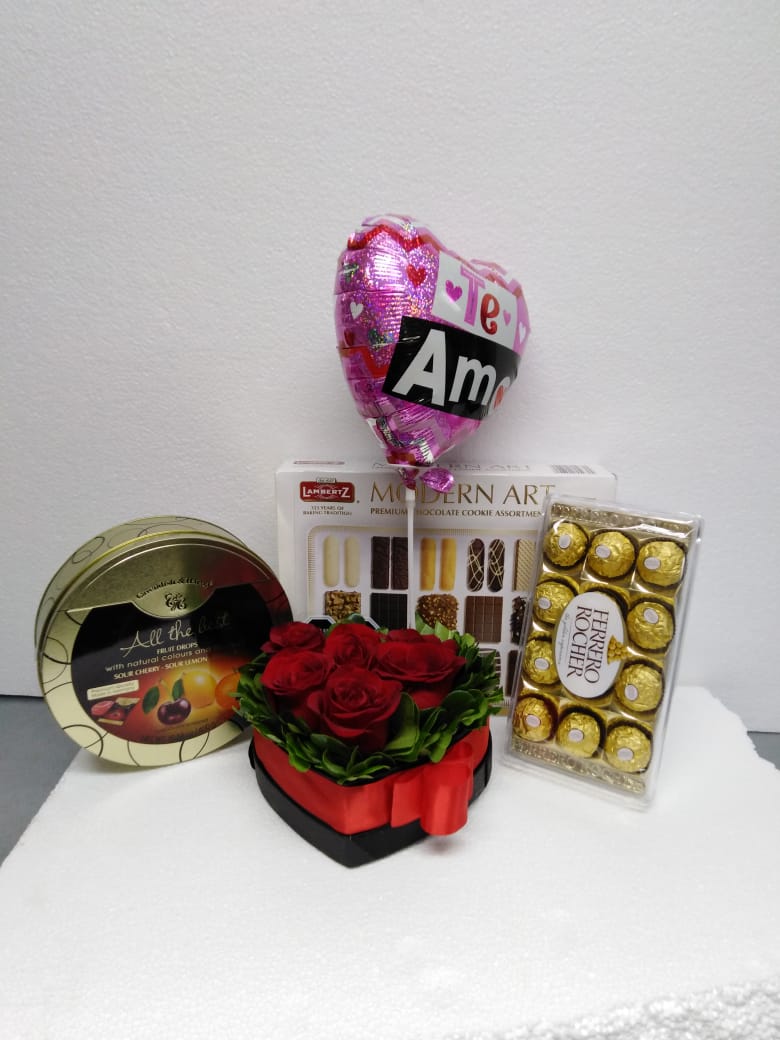 Caja corazn con 6 Rosas ms Bombones Ferrero Rocher 150grs, Galletas 500grs, Caramelos Mix 400grs y Globito 